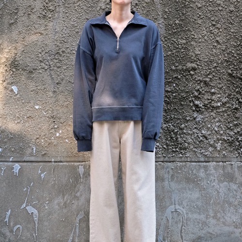dyed collar pullover