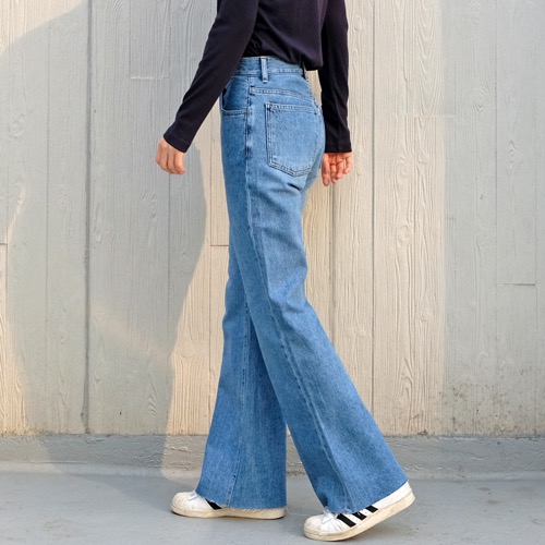 boot cut blue jeans (raw edge)