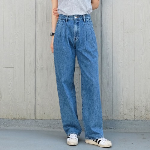 2-tuck blue jeans